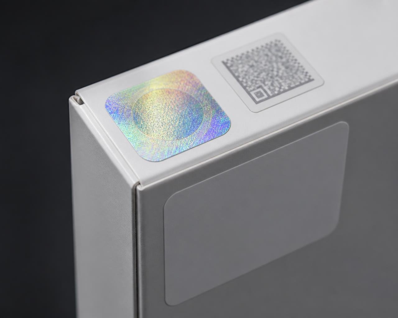 Embalagem branca com selo holográfico e área de QR Code
