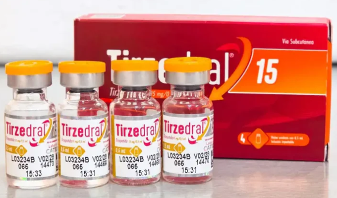 Frascos de Tirzedral 15 com tirzepatida ao lado da caixa vermelha